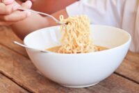 1765623837717-ilustrasi-anak-makan-mi-instan_169