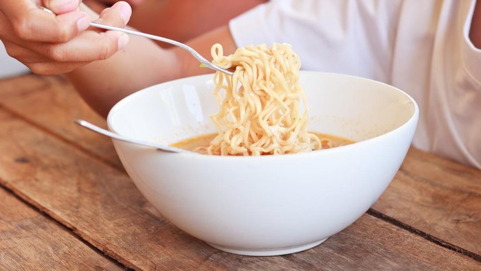 1765623837717-ilustrasi-anak-makan-mi-instan_169