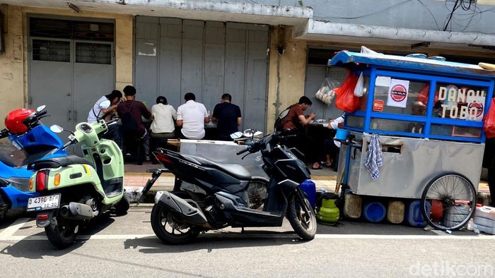 1765623840393-penampakan-terkini-mie-babi-danau-toba-yang-viral-di-jalan-cibadak-kota-bandung-1765606580524_169