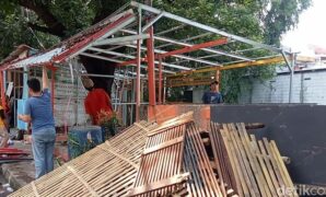 1765645448641-pedagang-di-sekitar-sungai-sukalila-saat-membongkar-lapaknya-secara-mandiri-1765619106904_169