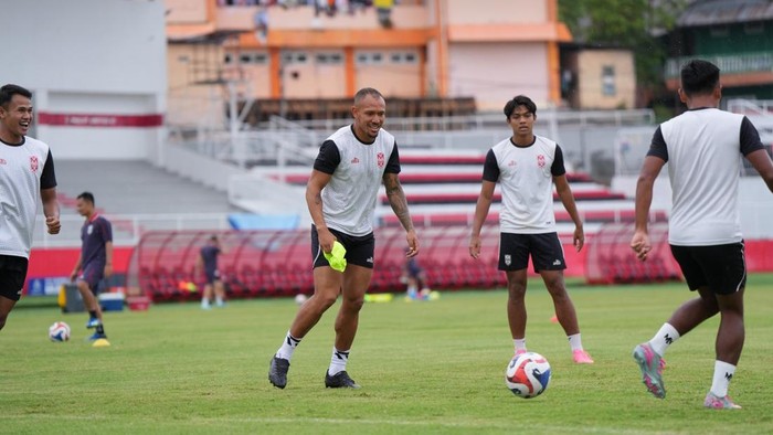 1765645452955-gustavo-franca-berlatih-dengan-para-pemain-malut-united-1765633732415_169