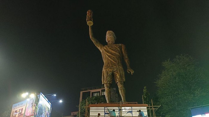 1765645458971-lionel-messi-ke-india-lionel-messi-patung-messi-patung-lionel-messi-india-kolkata-1765560499873_169