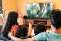 1765688650373-ilustrasi-menonton-televisi-bersama-keluarga-1747992174029_169