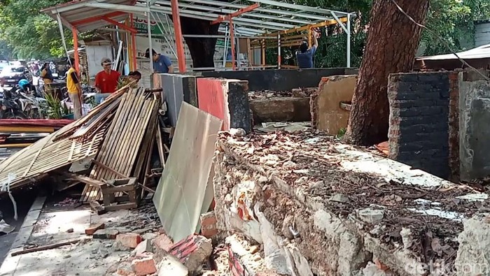 1765710282180-lapak-pedagang-di-sekitar-sungai-sukalila-kota-cirebon-1765685421918_169