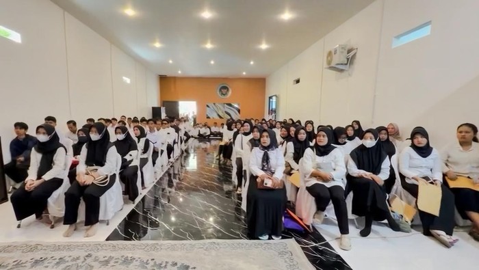 1765731848109-pencari-kerja-mengikuti-seleksi-di-sppg-pangauban-1765703402050_169