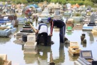 1765731849635-pemakaman-di-indramayu-terendam-banjir-rob-gerhana-bulan-1_169