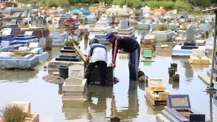 1765731849635-pemakaman-di-indramayu-terendam-banjir-rob-gerhana-bulan-1_169