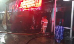 1765775071101-petugas-saat-memadamkan-api-yang-membakar-kios-di-ciamis-1765764404999_169