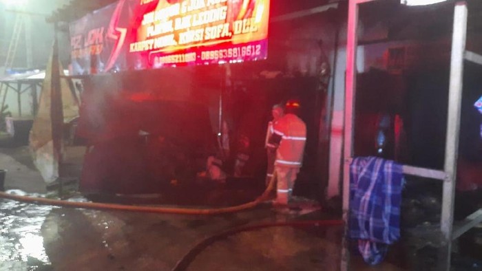 1765775071101-petugas-saat-memadamkan-api-yang-membakar-kios-di-ciamis-1765764404999_169