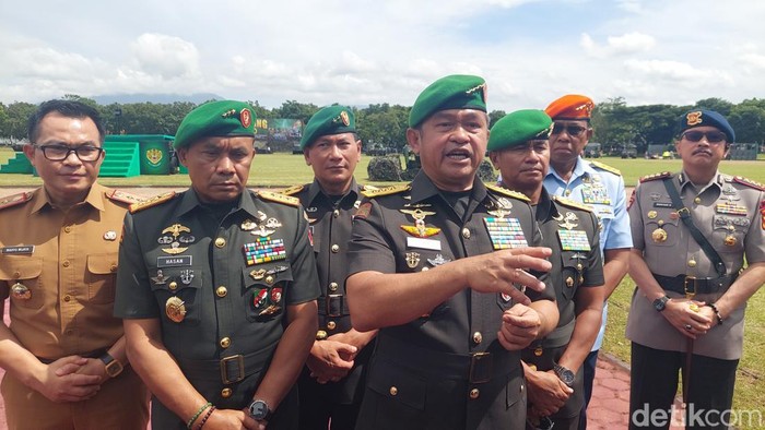 1765796657069-ksad-jenderal-tni-maruli-simanjuntak-saat-ditemui-di-brigif-15-kujang-cimahi-1765778874484_169