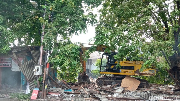 1765796660315-penertiban-bangunan-di-pinggir-sungai-sukalila-kota-cirebon-1765780555722_169