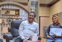 1765796660925-kepala-dinas-ketenagakerjaan-disnaker-kabupaten-bandung-dadang-komara-saat-wawancara-bersama-awak-media-senin-15122025-1765772273377_169