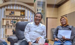 1765796660925-kepala-dinas-ketenagakerjaan-disnaker-kabupaten-bandung-dadang-komara-saat-wawancara-bersama-awak-media-senin-15122025-1765772273377_169