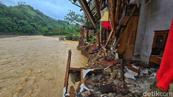 1765796661518-erosi-sungai-cidadap-sukabumi-1765788604131_169