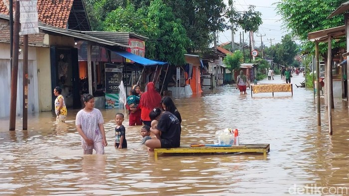1765796663103-banjir-di-kabupaten-cirebon-1765184257451_169