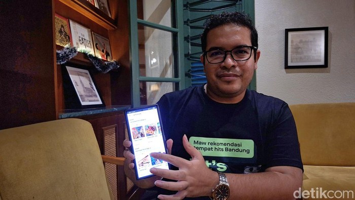 1765796663901-head-of-user-growth-jawa-bali-nusra-gojek-harris-riparev-memperlihatkan-fitur-rekomendasi-destinasi-1765774335959_169