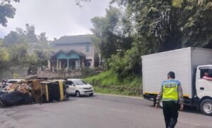 1765796664877-truk-sampah-terguling-di-jalan-bandung-cianjur-1765784221647_169