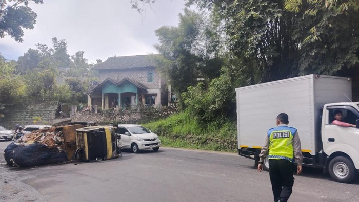 1765796664877-truk-sampah-terguling-di-jalan-bandung-cianjur-1765784221647_169