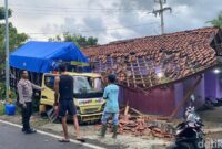 1765796665353-lokasi-truk-tabrak-rumah-warga-di-ciheras-kecamatan-cipatujah-kabupaten-tasikmalaya-1765776664998_169