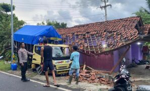 1765796665353-lokasi-truk-tabrak-rumah-warga-di-ciheras-kecamatan-cipatujah-kabupaten-tasikmalaya-1765776664998_169