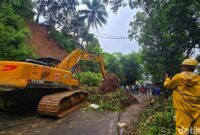 1765796666425-alat-berat-tuntaskan-evakuasi-jalan-bagbagan-kiaradua-sukabumi-kembali-dibuka-1765783279779_169