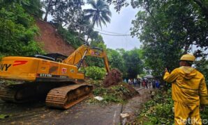 1765796666425-alat-berat-tuntaskan-evakuasi-jalan-bagbagan-kiaradua-sukabumi-kembali-dibuka-1765783279779_169