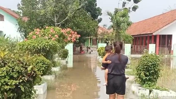 1765796671341-banjir-di-sdn-3-panguragan-kulon-1765782842508_169