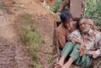 1765796671870-foto-viral-lansia-kbb-diangkut-ekskavator-ke-klinik-1765782706974_169