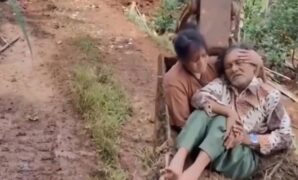 1765796671870-foto-viral-lansia-kbb-diangkut-ekskavator-ke-klinik-1765782706974_169