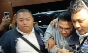 1765818254488-resbob-saat-digiring-ke-polda-jabar-1765817955715_169