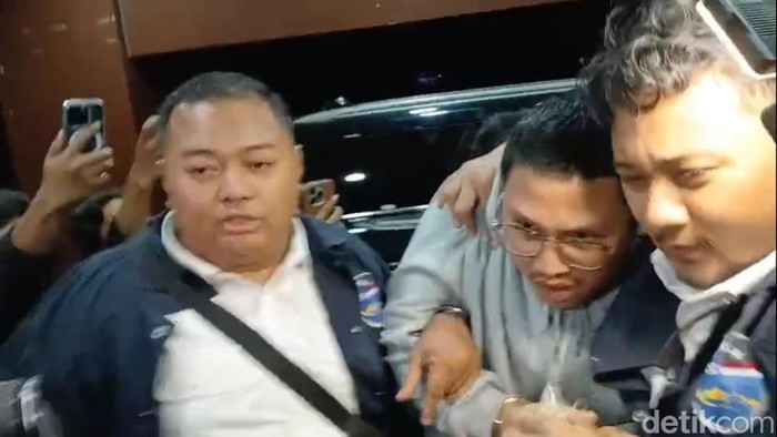 1765818254488-resbob-saat-digiring-ke-polda-jabar-1765817955715_169