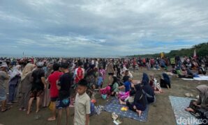 1765818258133-situasi-saat-kunjungan-wisatawan-penuhi-pantai-pangandaran-1763364771216_169