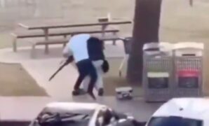 1765818265431-momen-heroik-ahmed-rebut-senjata-pelaku-penembakan-di-australia-1765767219476_169