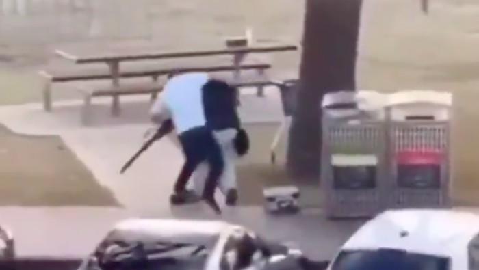 1765818265431-momen-heroik-ahmed-rebut-senjata-pelaku-penembakan-di-australia-1765767219476_169