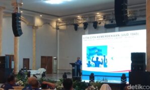 1765818266546-herman-khaeron-saat-menghadiri-konsolidasi-dewan-pimpinan-anak-cabang-dpac-partai-demokrat-se-jawa-barat-di-cirebon-1765805155020_169