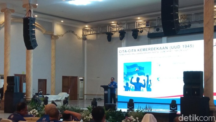 1765818266546-herman-khaeron-saat-menghadiri-konsolidasi-dewan-pimpinan-anak-cabang-dpac-partai-demokrat-se-jawa-barat-di-cirebon-1765805155020_169