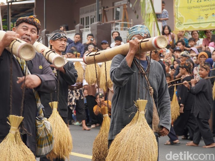 1765818267991-upacara-seren-taun-sunda-wiwitan-2025-di-cigugur-1750334384501_43