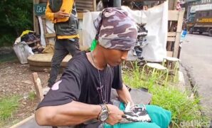 1765818270486-sulaeman-tukang-sol-sepatu-tetap-bekerja-saat-bangunan-di-pinggir-sungai-sukalila-dibongkar-1765785029510_169