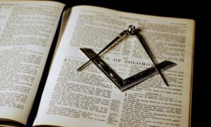 1765839844237-ilustrasi-simbol-freemasonry-1765787704817_169