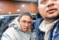 1765861470111-youtuber-muhammad-adimas-diperiksa-polda-jabar-usai-ditangkap-di-semarang-1765854541939_169