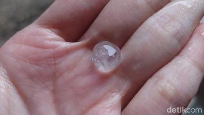 1765883044132-hujan-deras-disertai-angin-terjadi-di-kawasan-ciputat-tangerang-selatan-banten-di-sela-peristiwa-tersebut-terjadi-juga-hujan-e-1_169