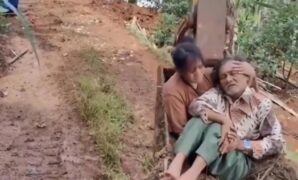 1765883047794-foto-viral-lansia-kbb-diangkut-ekskavator-ke-klinik-1765782706974_43
