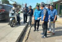 1765883050900-wakil-bupati-cirebon-agus-kurniawan-budiman-saat-melakukan-safari-pembangunan-1765874773990_169