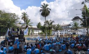 1765883051479-aksi-buruh-jabar-di-gedung-sate-1765874712089_169