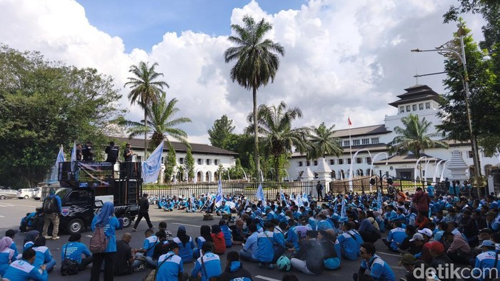 1765883051479-aksi-buruh-jabar-di-gedung-sate-1765874712089_169