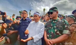 1765883052069-gubernur-jawa-barat-dedi-mulyadi-saat-mengunjungi-perkebunan-teh-malabar-blok-pahlawan-kecamatan-pangalengan-selasa-16122025-1765864521790_169