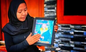 1765883055469-keluarga-memperlihatkan-foto-mendiang-deni-sugiarto-1765870665406_169