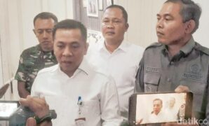 1765883057317-bupati-karawang-aep-syaepuloh-saat-diwawancara-awak-media-1765866412870_169