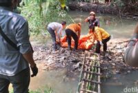 1765883057884-proses-evakuasi-mayat-tampa-identitas-di-sungai-kedungpane-cirebon-1765868561986_169