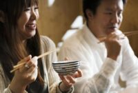 1765904651125-ilustrasi-warga-jepang-makan-1765010468319_169